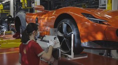 Ferrari je zpátky na trati: Podívejte se, jak se montují luxusní káry! VIDEO