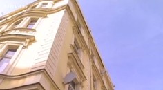 Římsa spadla na ženu v Praze. Musela do nemocnice