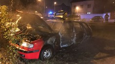 V Praze na Stodůlkách zničil požár 3 auta, po příčině se pátrá