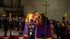 Mladý voják střežil rakev královny Alžběty II. Teď ho našli mrtvého v kasárnách