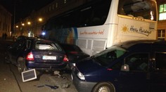 Špatně zabrzděný autobus projel náměstím a naboural 7 aut