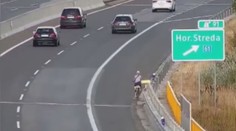 VIDEO: Blondýna na kole uháněla po slovenské dálnici. Ujela čtyři kilometry