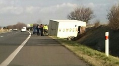 EXKLUZIVNÍ FOTO: Cirkus HUMBERTO měl nehodu, přívěs skončil v příkopě!