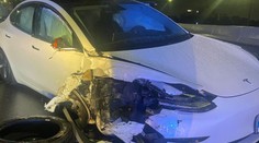 Už zase! Tesla v režimu autopilota rozmlátila další policejní auto