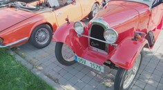 Pan Bulíček (97) dohlížel na jízdu veteránů. Je nejdéle jezdícím řidičem u nás