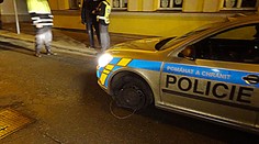 Policisté jeli s majáky k případu, uvízli s rozbitým autem na kolejích