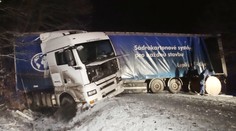 Ze vzpříčeného kamionu se po smyku vysypaly tuny papíru