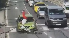 Cyklista jel přes přechod na červenou, srazilo ho auto. Incident zachytila kamera