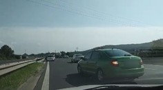 Víkendoví hazardéři! Auta na dálnici hromadně couvala záchranářskou uličkou