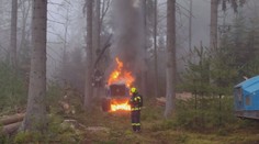 V lese na Karlovarsku hořel stroj na těžbu dřeva. Škoda jde do milionů