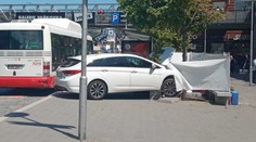 Auto v centru Brna najelo na zastávku, jedna žena je po smrti!