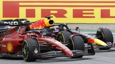 Drama při Velké ceně Rakouska. Sainz skončil v plamenech. Vyhrál Leclerc