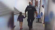 Šestiletá holčička bloudila ulicemi města. Vydala se za maminkou do práce