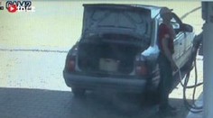 Řidič chtěl zastavit zloděje benzínu, ten ho vláčel autem po zemi. VIDEO