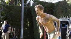 Beckham pobíhal po ulici v trenýrkách, dámy omdlévaly
