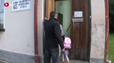 Do nejmenší školy přišlo šest dětí. Vyučují je tu díky větrníkům