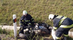 Motorkář nezvládl stroj, VYLETĚL do pole a ZEMŘEL!