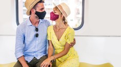 Jak flirtovat s nasazenou rouškou. Expertka řekla osm zaručených tipů