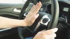 Šílená jízda na D8. Řidič osobáku vybržďoval v tunelu karavan