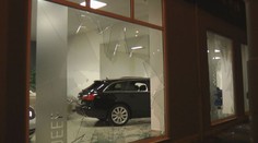 Vloupal se do autosalónu a luxusní auta zdemoloval tyčí