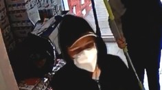 Žena s pistolí v ruce měla vyloupit obchod. Pokladní popsala její zvláštní chůzi