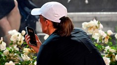 Šwiatekovou v zápase vyrušil její vlastní mobil. Pak se zranila a odstoupila