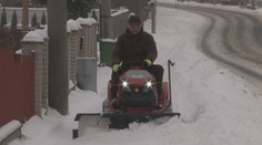Starosta vyřešil kalamitu po svém. Odklízet sníh vyjel na sekačce!