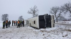 Autobus plný dětí dostal smyk. Jednoho chlapce museli oživovat!