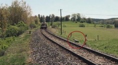 Nová zábava: Kluci si lehají na koleje a přejíždí přes ně vlak!