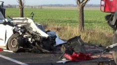 Naboural do hasičů i policie, zemřel pod koly náklaďáku