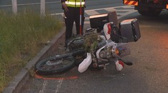Motorkář (20) vyletěl ze silnice a narazil do značky. Na místě zemřel