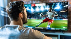 Koukáte víc na fotbal, než sportujete? Nevadí. Podle studie se hubne i u televize