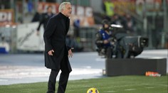 Rozzuřený Mourinho byl opět vyloučen. Po zápase zakázal hráčům mluvit s médii