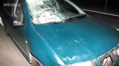 Policisté přejeli dva lidi na přechodu, jeden mrtvý