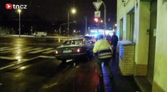 Taxikář zkolaboval a narazil v Praze do semaforu. Nepřežil