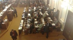 Poslanci hlasovali o nezaměstnanosti. Ručně