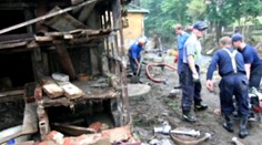 Armáda, hasiči pomáhají obětem povodní, ve sbírkách je 55 milionů