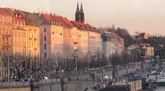 Teplo vylákalo ven davy Čechů, náplavka v Praze praskala ve švech