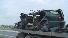 Tragická srážka s autobusem: Řidiči osobáku nedokázali pomoct