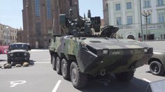 Vojenská vozidla, zbraně a přehlídka. Hradec Králové nabízí Den s Armádou