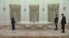 Tajemství dlouhého stolu mezi Macronem a Putinem odhaleno. Důvod je zarážející