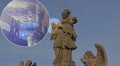 Opilci kvůli fotce šplhali po vzácné soše, ulomili ruku. Hrozí jim vězení