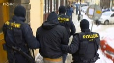 Policejní razie na extremisty. Zatýkání po celém Česku