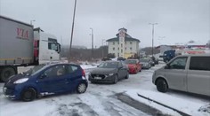 Pendleři ucpali hranice, čekají na testy v kilometrových kolonách!