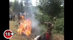 Upálili pět lidí zaživa. Krutý "hon na čarodějnice"