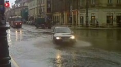 Voda se valí na Prahu. Opevňuje se Kampa i náplavky
