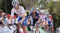 Děsivý moment při cyklistickém závodě. Jezdec po pádu zůstal viset z mostu