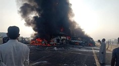 Hromadná nehoda v Egyptě si vyžádala desítky životů. Auta zachvátily plameny