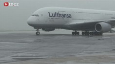 Největší dopravní letadlo Airbus A380 přistálo v Drážďanech