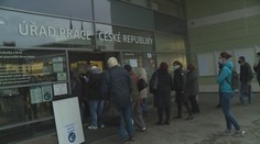 Zkrácená doba na úřadech začala, lidé čekají v obřích frontách!